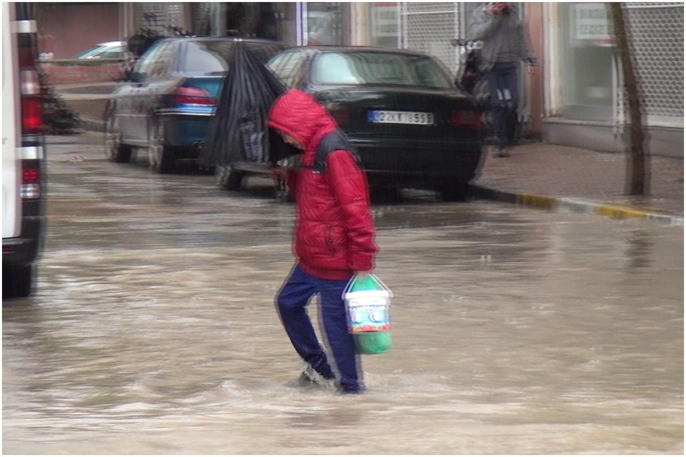 Adıyaman’da ani bastıran nisan yağmur cadde ve sokakları sular altında bıraktı